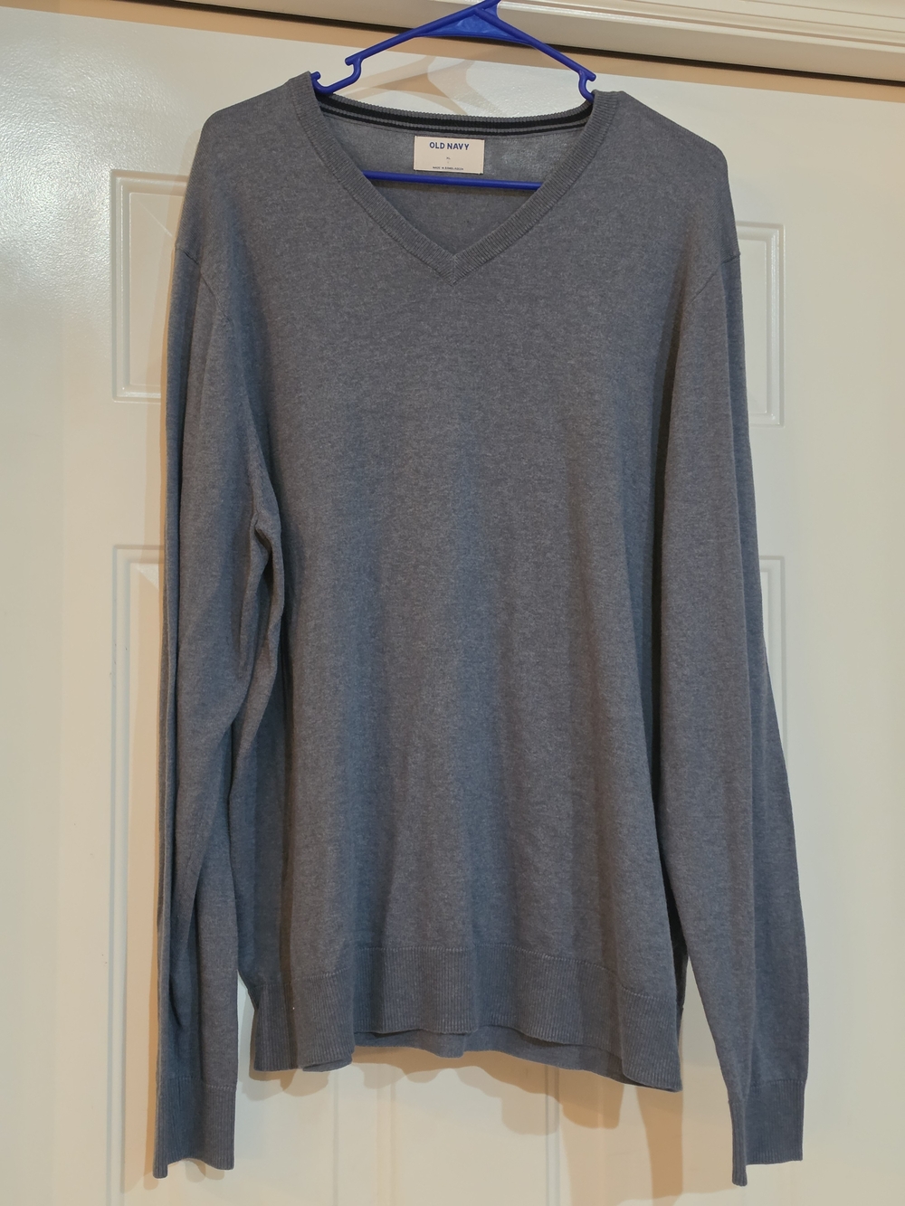 Old Navy Men's V-Neck Sweater in Heather Gray